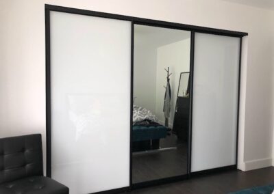 Portes de garde-robe sur rail multiple en verre blanc et miroir