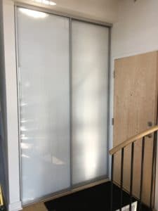 Portes de placard verre extra clair blanc avec cadrage en aluminium