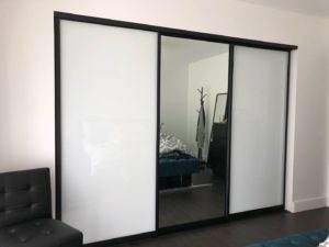 portes de placard verre extra clair blanc et miroir avec cadrage noir