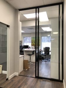 portes separateurs de bureaux avec verre transparent et cadrage noir lustre